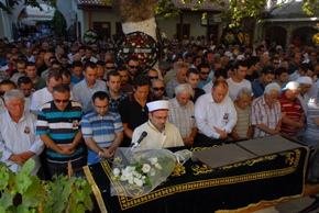 Kuşadalı genç işadamı gözyaşları arasında toprağa verildi