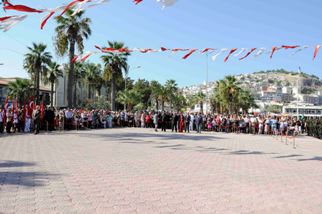 Kuşadası CHP, Atatürk Anıtına çelenk koymayı unuttu