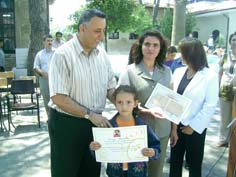 AÇEV kursuna katılan anneler belgelelerini aldı