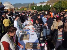 Geçmişe yolculuk yapan çocuklar eski oyuncaklarla tanıştı