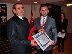 Oğuldan babaya plaket duygulandırdı