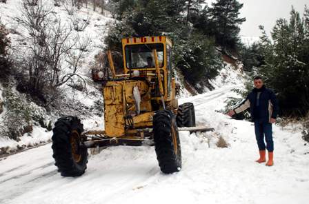 12 yıl sonra kar yağdı, 120 köy yolu ulaşıma kapandı