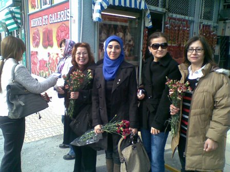 AK Partili kadınlar karanfil dağıttı