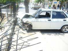 Söke Park kavşağında araç kaldırıma çıktı