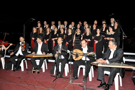 Türk ve Yunan Korolarından Kuşadasında dostluk konseri
