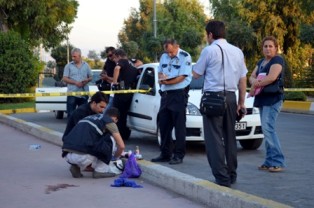 Ayrılmak üzere olduğu eşini sokak ortasında vurdu