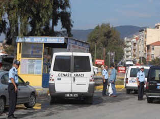 Ecel minübüs durağında yakaladı