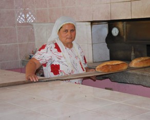 Elinin hamuru ile erkeklere taş çıkartıyor