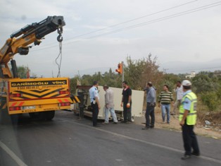 Tırdan düşen trafo korkuttu