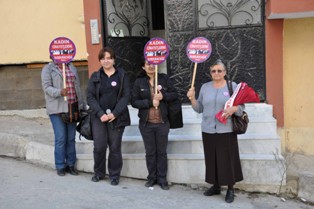 Kuşadasında kadın cinayeti eylemi yapıldı