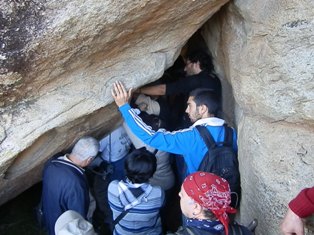 İlk mucit kaya resimlerini gururla gösterdi