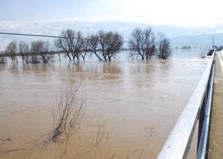 Binlerce dönüm arazi sular altında