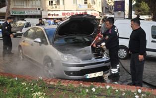 Hareket halindeki araç alev aldı