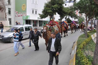 Develer geçit töreninde