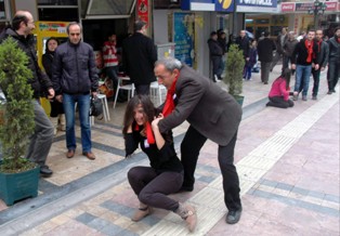 Kadınlar Gününde sokak ortasında kadına şiddet!