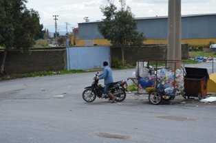 Ekmek parası çöpten çıkarken, geri dönüşüme de katkı sağlıyorlar