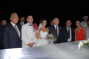 Kılıçdaroğlu ve Baykal nikah şahitliği yaptı