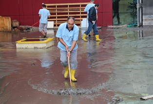 ŞİDDETLİ YAĞIŞ SU BASKINLARINA NEDEN OLDU