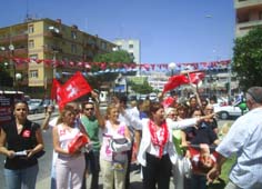 Demokrat Partili  bayanlar sokaklardaydı