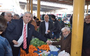 CHP Söke Belediye Başkan Adayı Süleyman Toyran çarşı pazar geziyor