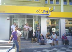 Maaş kuyruğunda  sıcaktan bunaldılar