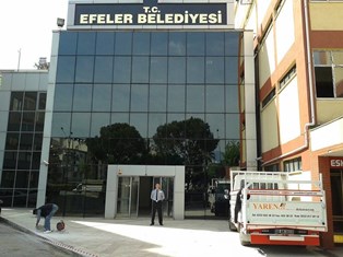 Efeler Belediye Binasının tabelası asıldı