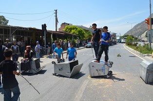 Sazlı halkı yolu kapattı