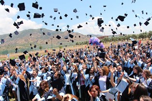 ADÜde 8 bin öğrenci mezuniyet sevinci yaşadı