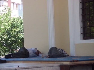Sıcaktan bunalan vatandaşlar, camide şekerleme yapıyor