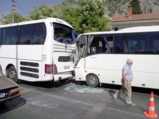 Sökede trafik kazası: 8i turist 9 yaralı