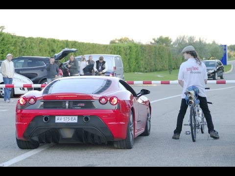 Bisikletiyle Ferrari'ye fark attı!