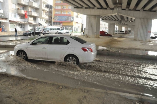 Kuşadası’nda çevre yolu yağmurla göle döndü