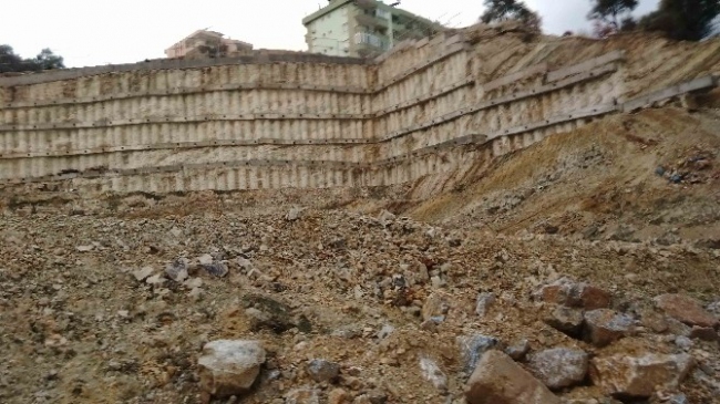 Kuşadası’nda toprak kayması korkuttu