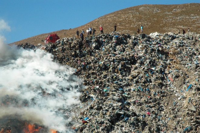 Bodrum’da çöplük yangını işçilere zor anlar yaşattı