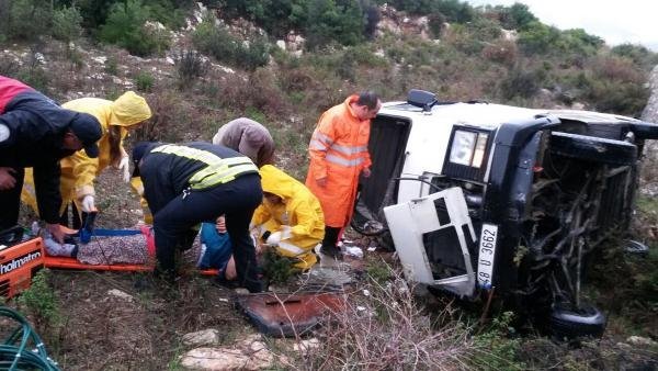 Söke'de minibüs şarampole devrildi: 2 yaralı