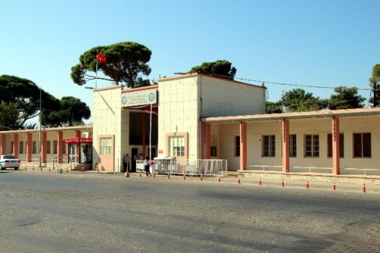 Üniversite öğrencisi derslikte esrar unuttu