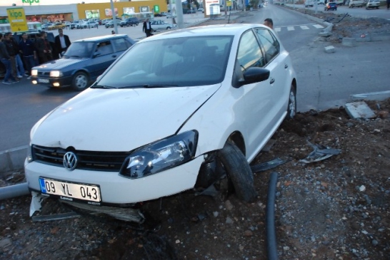 Didim'de direksiyon hakimiyetini kaybeden sürücü orta refüje çıktı