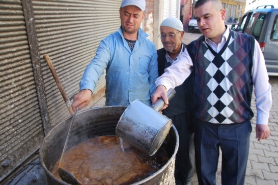 Asırlık sistemle zeytinyağlı sabun üretiyor