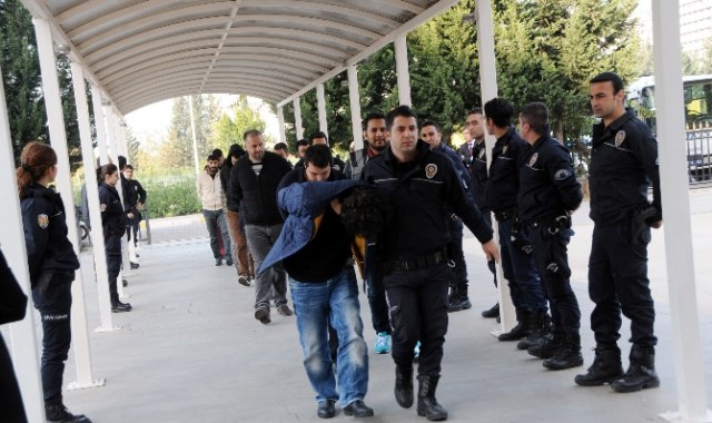 Tefecilere, 350 polisle eş zamanlı operasyon