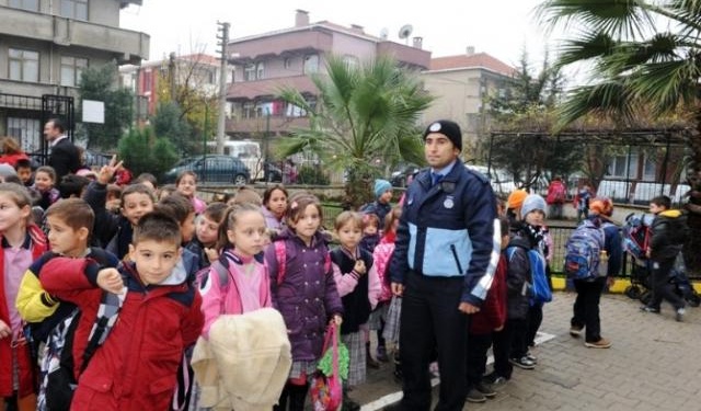 Hem öğrenciler hem de okul zabıtaya emanet