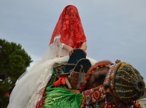 Kuşadası'nda geline deveyle şehir turu