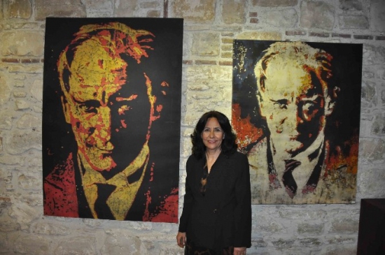Kuşadası'nda 'mum altı portreler' resim sergisi