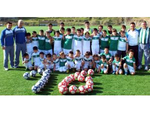 Bursaspor futbol okulu çalışmalarını sürdürüyor