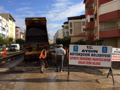 Büyükşehir Belediyesi Nazilli'de yolları düzeltiyor