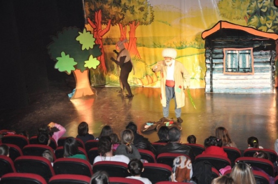 Kuşadası'nda çocuk tiyatrosu