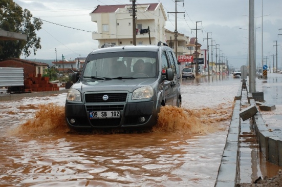 Didim'de sağanak yağış hayatı olumsuz etkiledi