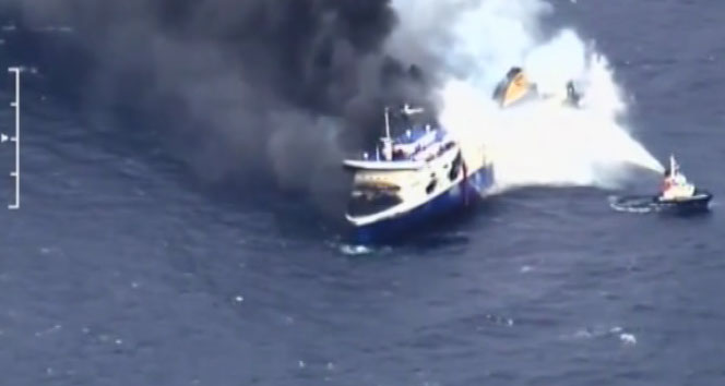 Yanan feribotta 160 yolcu kurtarılmayı bekliyor