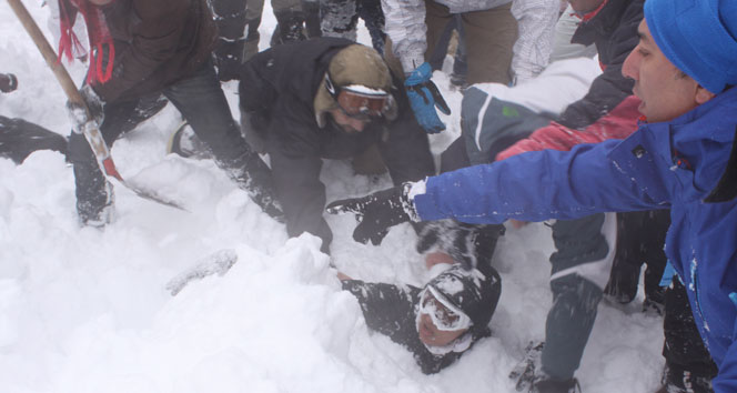 Tatilciler kar kütlesinin altında kaldı