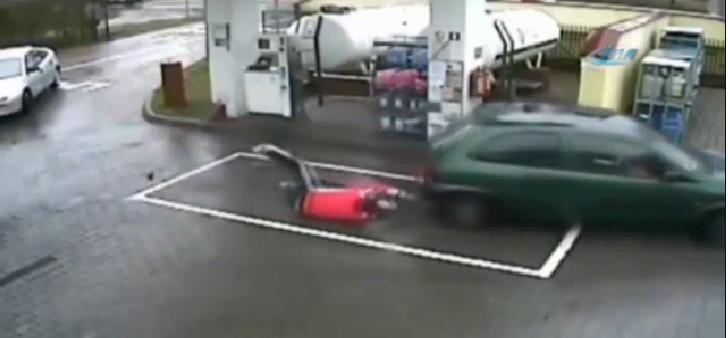 Pompacıyı yerlerde sürükledi