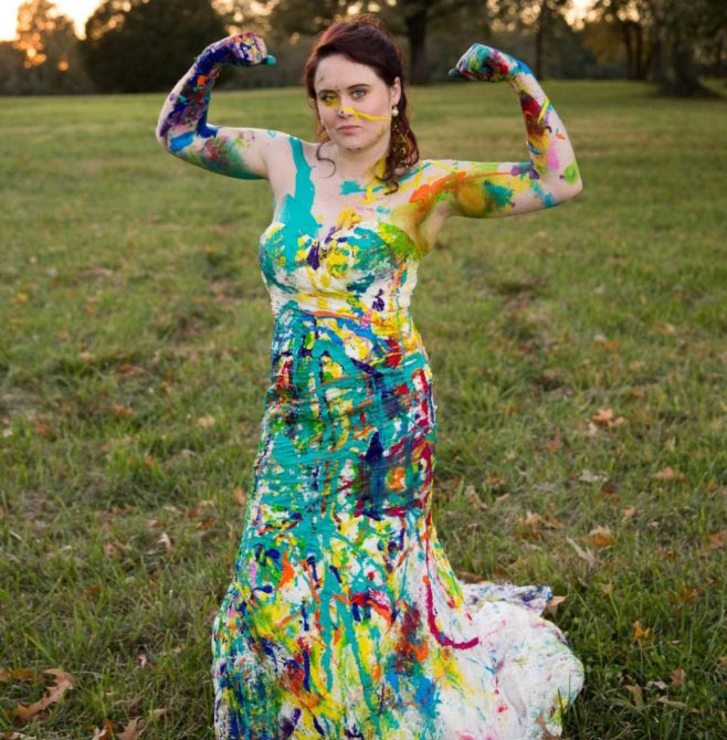 Terk edilince gelinliğini rengarenk boyadı